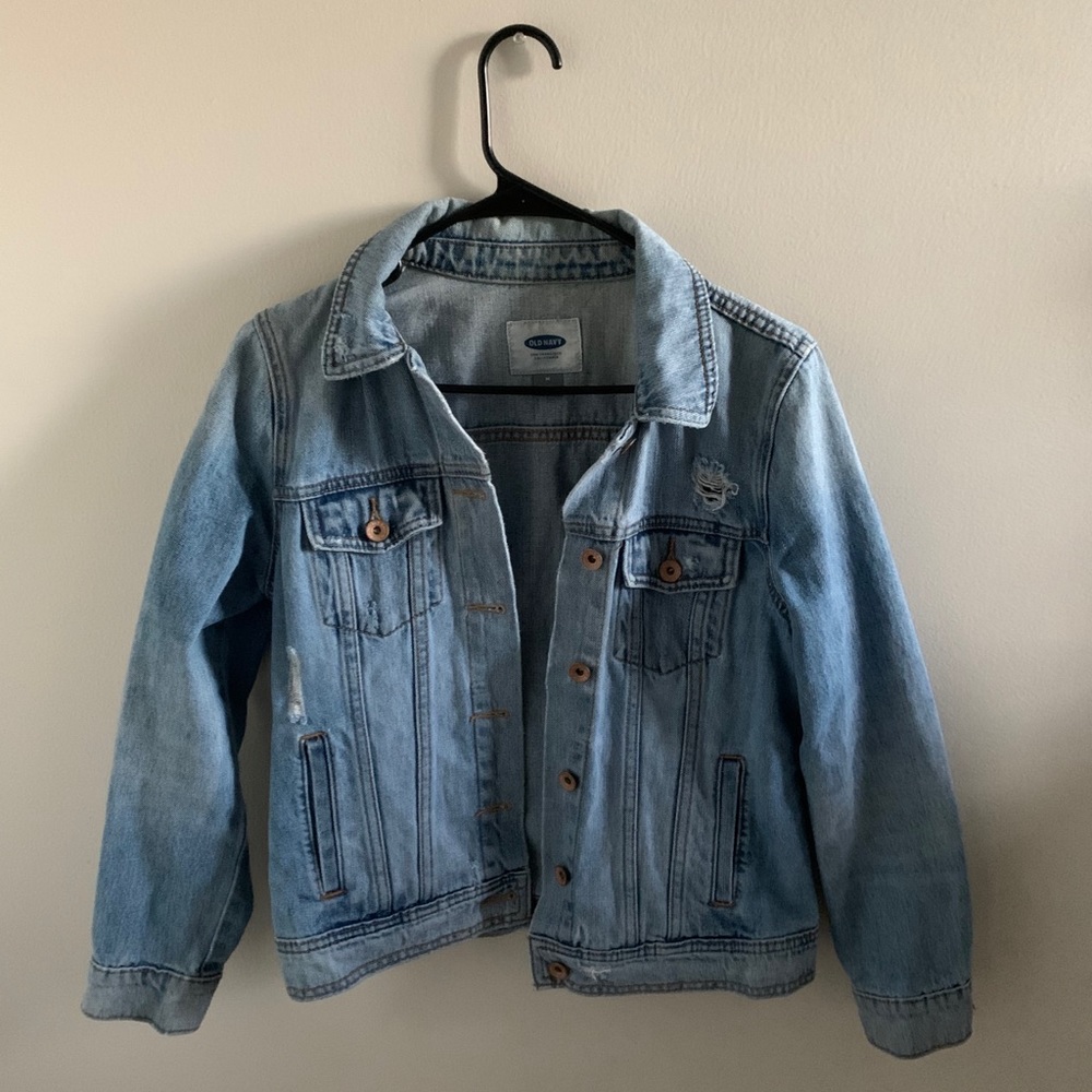 Denim light washed jean jacket.